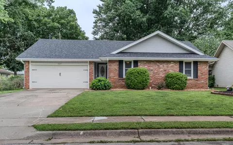 3827 S Lindell Ave, Springfield, MO 65807