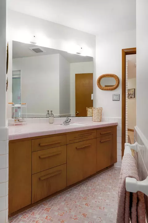 Bath - 2709 S Glendale Ave, Springfield, MO 65804 photo 4 of 6