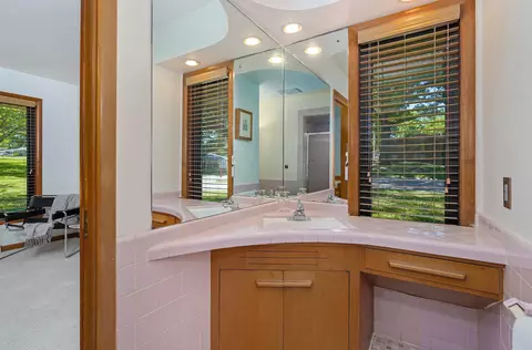 Bath - 2709 S Glendale Ave, Springfield, MO 65804 photo 2 of 6