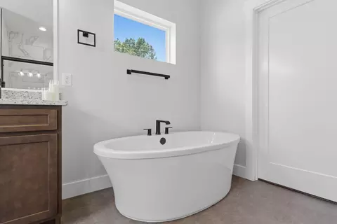 Bath - 5341 S Dayton Ave, Springfield, MO 65810 photo 3 of 5