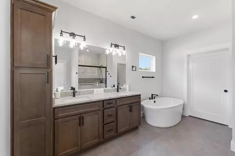 Bath - 5341 S Dayton Ave, Springfield, MO 65810 photo 2 of 5