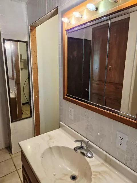 Bath - 1007 Washington Ave, Crane, MO 65633 photo 2 of 3