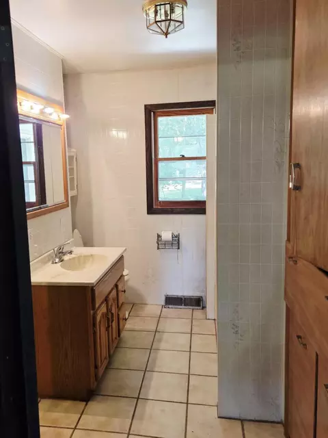 Bath - 1007 Washington Ave, Crane, MO 65633 photo 1 of 3