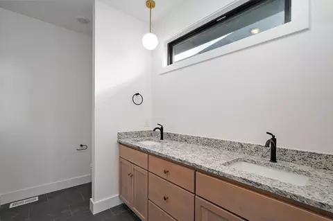 Bath - 3032 W Allen Dr, Springfield, MO 65810 photo 2 of 4