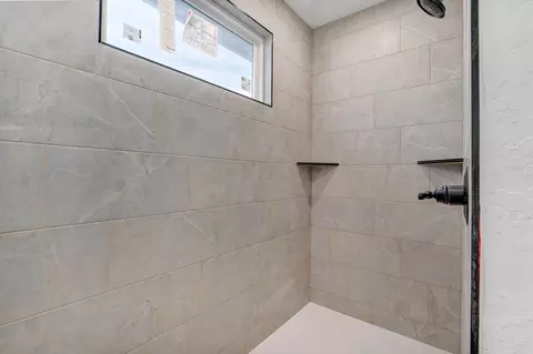 Bath - 2925 W Teton Dr, Springfield, MO 65810 photo 2 of 4