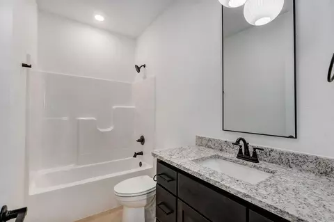 Bath - 2925 W Teton Dr, Springfield, MO 65810 photo 4 of 4