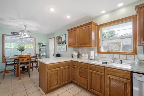 Kitchen - 3407 W Vincent Dr, Springfield, MO 65810 photo 2 of 4