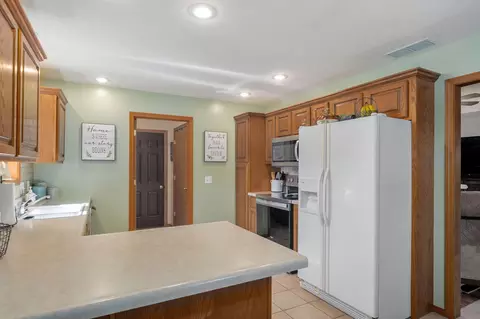 Kitchen - 3407 W Vincent Dr, Springfield, MO 65810 photo 3 of 4