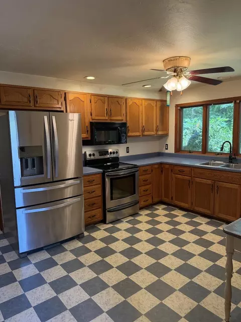 Kitchen - 949 Maple St, Cabool, MO 65689 photo 2 of 4