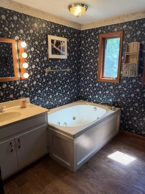 Bath - 949 Maple St, Cabool, MO 65689 photo 2 of 7