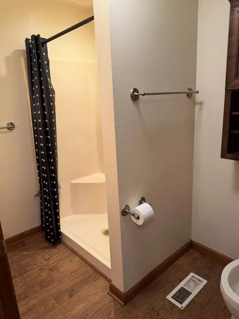 Bath - 949 Maple St, Cabool, MO 65689 photo 5 of 7