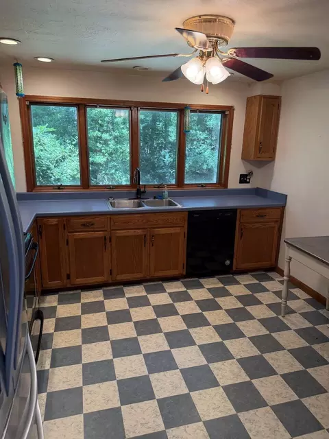 Kitchen - 949 Maple St, Cabool, MO 65689 photo 3 of 4