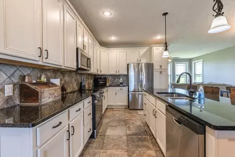 Kitchen - 150 Southern Fields Cir, Clever, MO 65631 photo 2 of 3