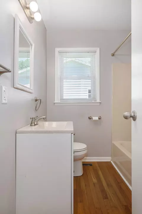 Bath - 3057 S Parkview Ave, Springfield, MO 65804 photo 2 of 3