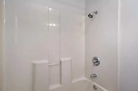 Bath - 3057 S Parkview Ave, Springfield, MO 65804 photo 3 of 3