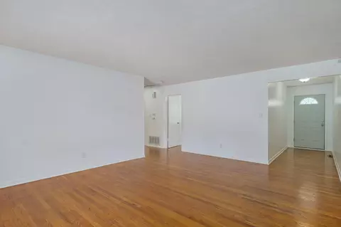 Living - 3057 S Parkview Ave, Springfield, MO 65804 photo 2 of 3