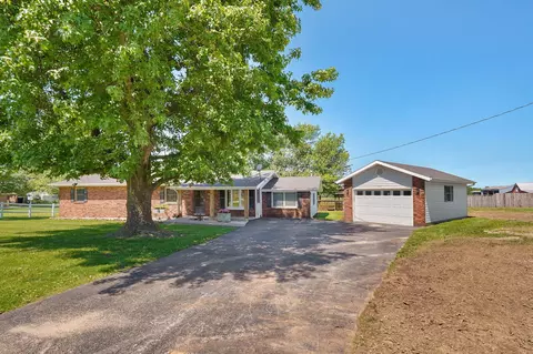 1030 S Diggins Main St, Seymour, MO 65746