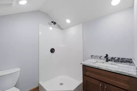 Bath - 140 Boroughs St, Cabool, MO 65689 photo 5 of 5