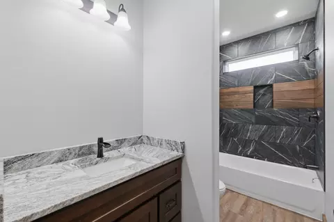 Bath - 140 Boroughs St, Cabool, MO 65689 photo 4 of 5