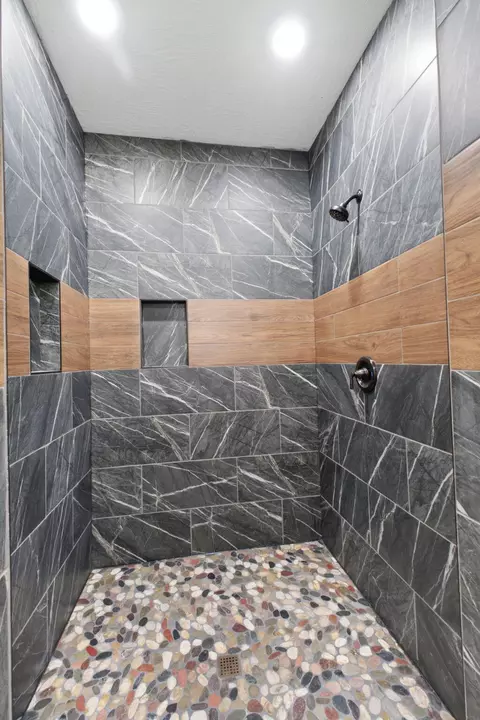 Bath - 140 Boroughs St, Cabool, MO 65689 photo 2 of 5