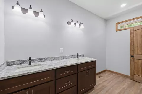 Bath - 140 Boroughs St, Cabool, MO 65689 photo 1 of 5