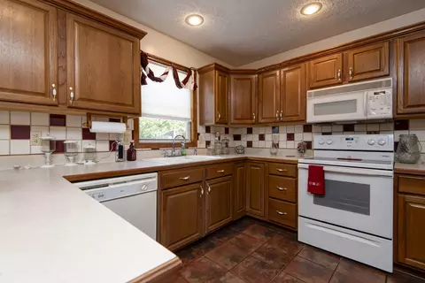 3751 N Pauls Pl, Springfield, MO 65803 photo 8