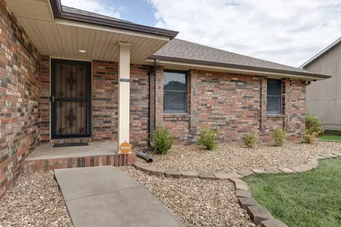 Exterior - 3840 S Cottage Ave, Springfield, MO 65807 photo 2 of 4