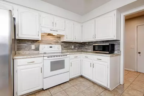 Kitchen - 3840 S Cottage Ave, Springfield, MO 65807 photo 2 of 4
