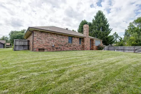 Exterior - 3840 S Cottage Ave, Springfield, MO 65807 photo 3 of 4