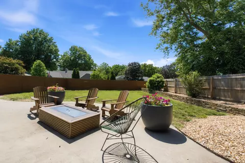 Exterior - 809 E Linwood Dr, Springfield, MO 65807 photo 6 of 13