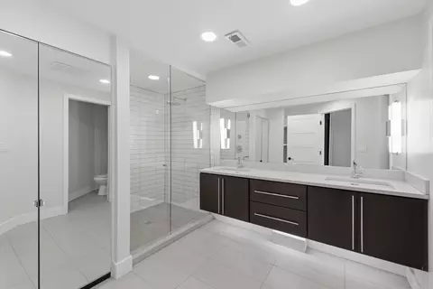 Bath - 809 E Linwood Dr, Springfield, MO 65807 photo 1 of 4