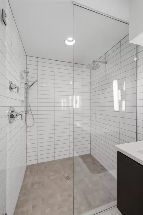 Bath - 809 E Linwood Dr, Springfield, MO 65807 photo 2 of 4