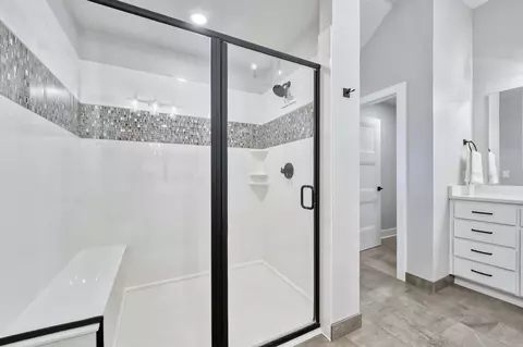 Bath - 5907 S Audrey Ct, Springfield, MO 65804 photo 5 of 7