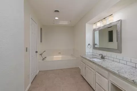 Bath - 3440 S Delaware Ave #159, Springfield, MO 65804 photo 2 of 3