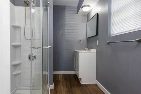 Bath - 1105 Edgewood St, Springfield, MO 65807 photo 2 of 4
