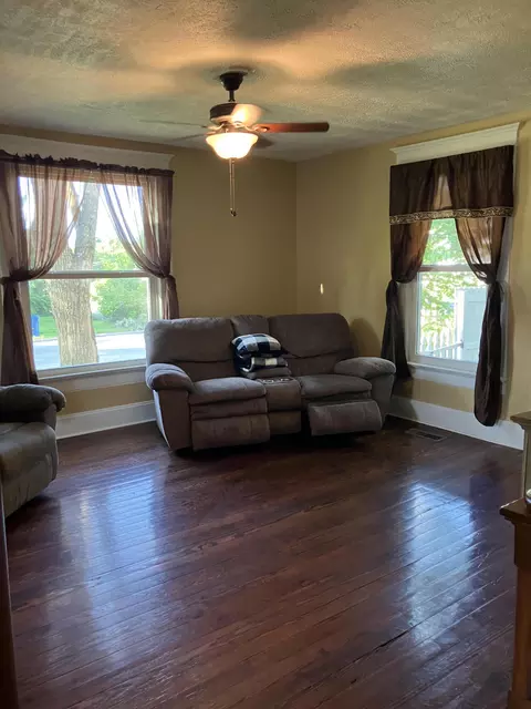 Living - 438 E Washington St, Marshfield, MO 65706 photo 1 of 2