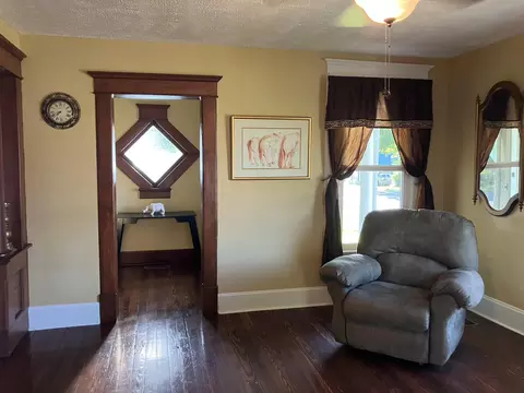 Entry Way - 438 E Washington St, Marshfield, MO 65706 photo 1 of 6