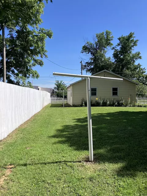 Exterior - 438 E Washington St, Marshfield, MO 65706 photo 4 of 18