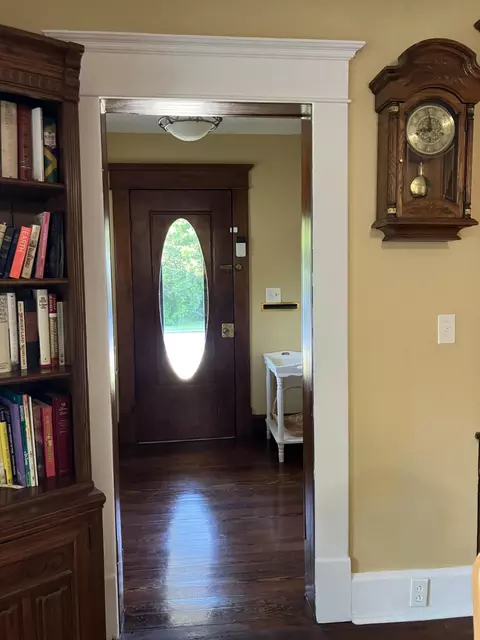 Entry Way - 438 E Washington St, Marshfield, MO 65706 photo 5 of 6