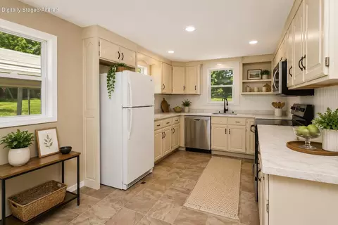 Kitchen - 533 Ghan Rd, Clever, MO 65631 photo 2 of 5
