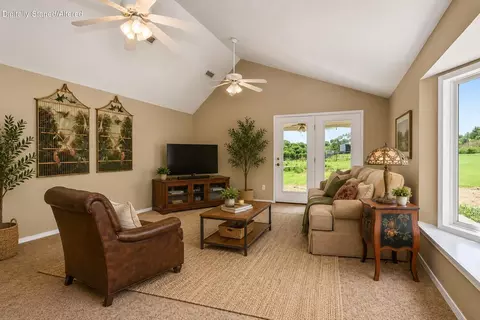 Living - 533 Ghan Rd, Clever, MO 65631 photo 2 of 3