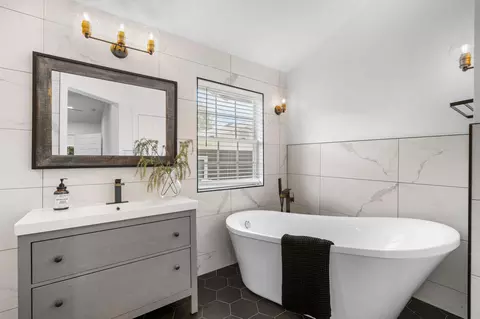 Bath - 2324 E Huntington St, Ozark, MO 65721 photo 1 of 6