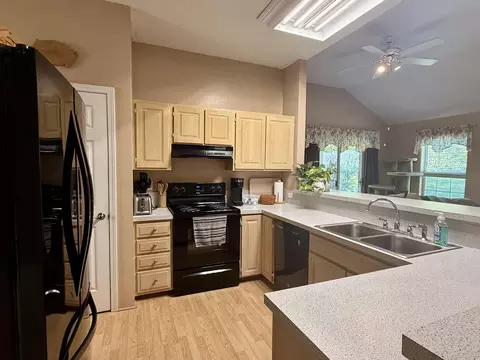 Kitchen - 1334 Cherokee Ct, Marshfield, MO 65706 photo 7 of 9
