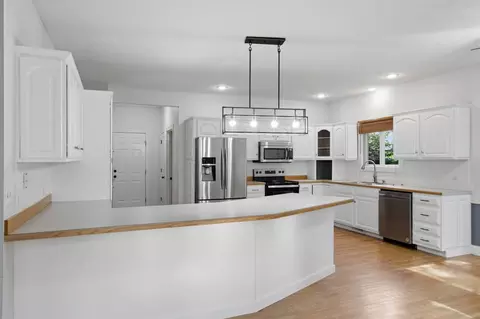 Kitchen - 1628 S Charing Rd, Springfield, MO 65809 photo 3 of 5