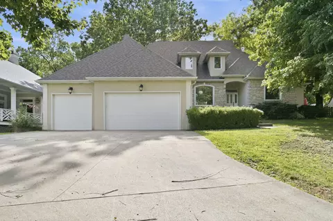 1628 S Charing Rd, Springfield, MO 65809