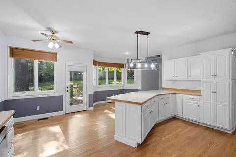 Kitchen - 1628 S Charing Rd, Springfield, MO 65809 photo 4 of 5