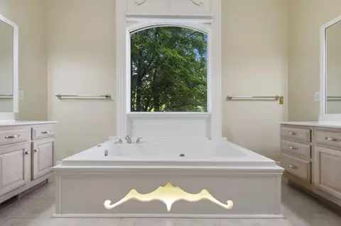 Bath - 1628 S Charing Rd, Springfield, MO 65809 photo 3 of 6