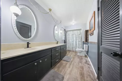 Bath - 1666 E Richmond St, Springfield, MO 65804 photo 1 of 3