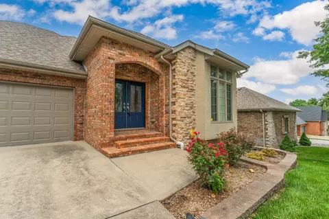 Exterior - 2953 W Cantebury St, Springfield, MO 65810 photo 4 of 7