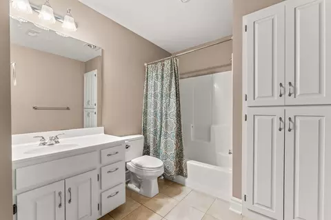 Bath - 2953 W Cantebury St, Springfield, MO 65810 photo 3 of 4